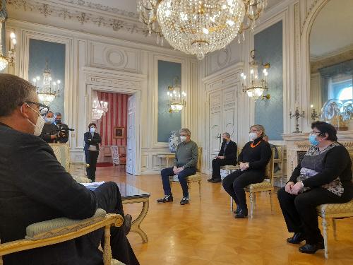 L’assessore regionale alle Autonomie locali Pierpaolo Roberti nel Palazzo del Governo di Trieste alla consegna delle onorificenze a tre internati nei campi di concentramento nazisti (medaglie d’onore ritirate dai tre figli)